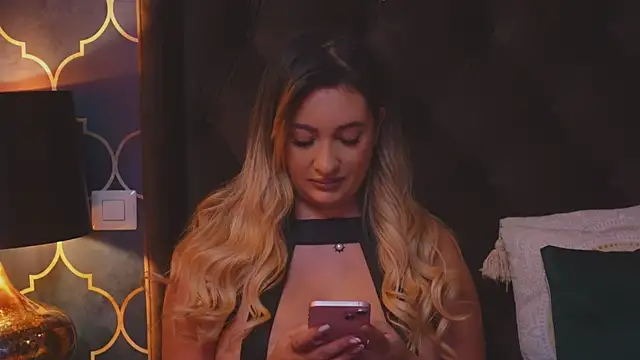 Snapshot of YaaraCollins chatting on December 13, 8:37 pm YaaraCollins online show from December 13, 8:37 pm