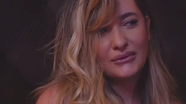 Snapshot of YaaraCollins chatting on December 13, 11:39 pm YaaraCollins online show from December 13, 11:39 pm