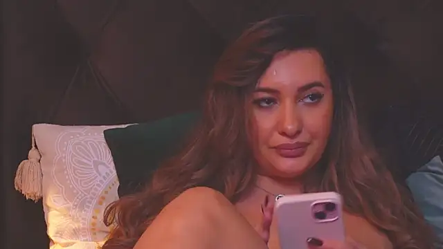 Snapshot of YaaraCollins chatting on January 7, 7:52 am YaaraCollins online show from January 7, 7:52 am