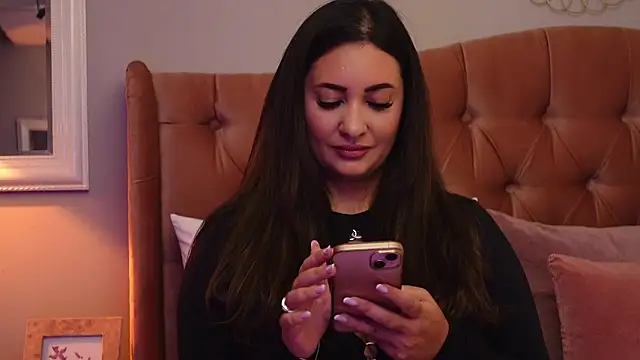 Snapshot of YaaraCollins chatting on October 18, 7:03 pm YaaraCollins online show from October 18, 7:03 pm