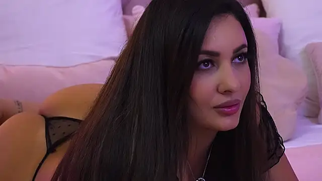 Snapshot of YaaraCollins chatting on November 6, 7:59 pm YaaraCollins online show from November 6, 7:59 pm