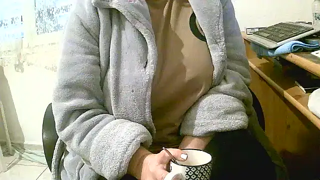 Snapshot of douceur63 chatting on December 19, 12:45 pm douceur63 online show from December 19, 12:45 pm