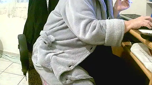 Snapshot of douceur63 chatting on December 22, 11:33 am douceur63 online show from December 22, 11:33 am