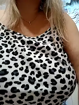 Snapshot of Liana_MilfHot chatting on January 13, 4:07 am Liana MilfHot online show from January 13, 4:07 am