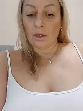 Snapshot of Liana_MilfHot chatting on September 14, 1:38 am Liana MilfHot online show from September 14, 1:38 am