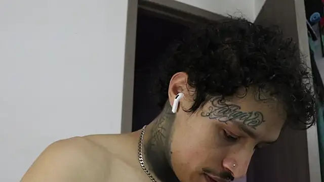 Snapshot of trieone chatting on October 22, 1:39 am trieone online show from October 22, 1:39 am