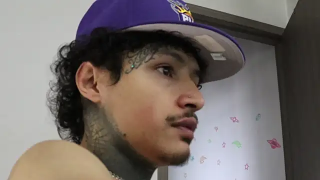 Snapshot of trieone chatting on October 22, 7:57 pm trieone online show from October 22, 7:57 pm