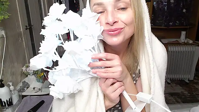 Snapshot of Mika_Passion chatting on October 4, 10:08 pm Mika Passion online show from October 4, 10:08 pm