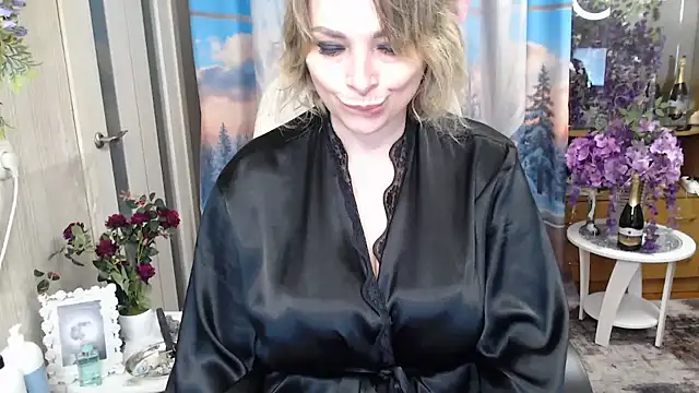 Snapshot of Mika_Passion chatting on April 13, 9:48 am Mika Passion online show from April 13, 9:48 am