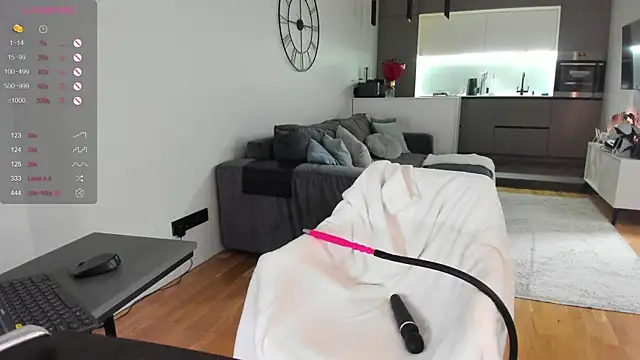 Juicy Bella online show from November 28, 7:05 pm