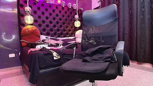 AlexHoe  online show from February 21, 1:11 am