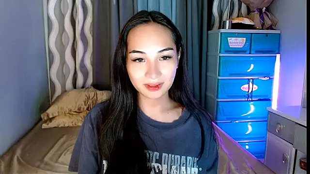 SweetLilly 18 online show from June 3, 5:32 am