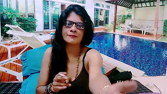 Snapshot of IndianAllure chatting on January 21, 6:33 am IndianAllure online show from January 21, 6:33 am