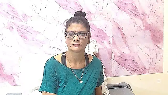 Snapshot of IndianAllure chatting on October 28, 5:33 am IndianAllure online show from October 28, 5:33 am