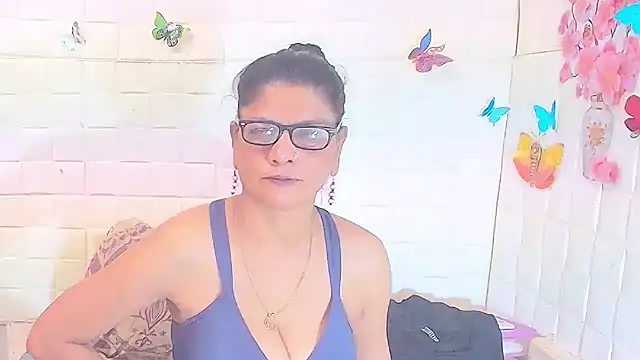 Snapshot of IndianAllure chatting on November 10, 5:39 am IndianAllure online show from November 10, 5:39 am