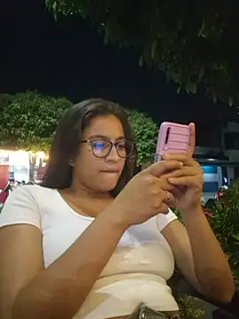 Snapshot of DAELAA chatting on January 11, 1:16 am DAELAA online show from January 11, 1:16 am