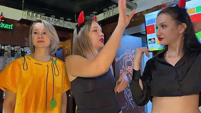 Snapshot of dirtypub chatting on October 31, 1:23 pm dirtypub online show from October 31, 1:23 pm