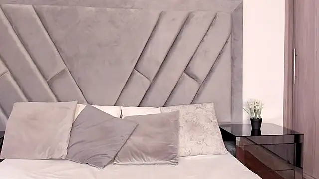 Emma jonness online show from February 13, 7:10 pm