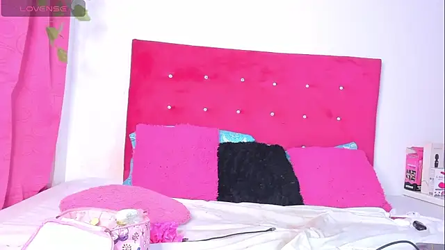 Snapshot of sasha_xxxx chatting on December 20, 3:47 am sasha xxxx online show from December 20, 3:47 am