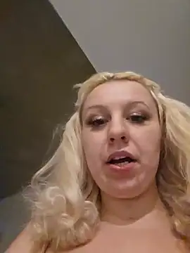 Snapshot of NikiFm chatting on November 8, 10:59 am NikiFm online show from November 8, 10:59 am