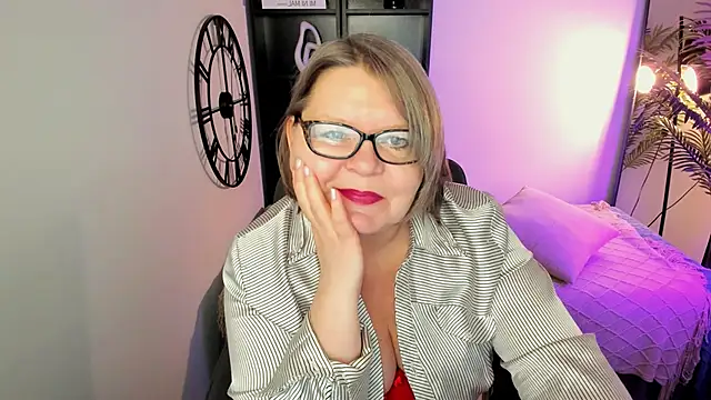 Snapshot of Shannonshine chatting on April 8, 1:22 pm Shannonshine online show from April 8, 1:22 pm