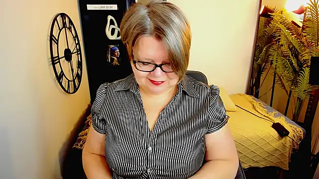 Snapshot of Shannonshine chatting on May 2, 5:34 am Shannonshine online show from May 2, 5:34 am