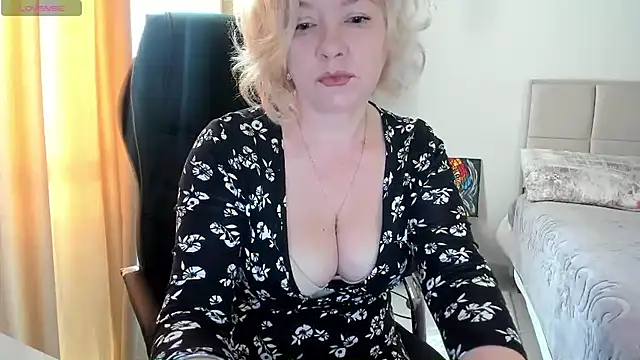 Snapshot of Colette__1977 chatting on February 23, 5:05 am Colette 1977 online show from February 23, 5:05 am