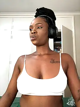 Snapshot of LuciousLips96 chatting on October 12, 10:14 am LuciousLips96 online show from October 12, 10:14 am