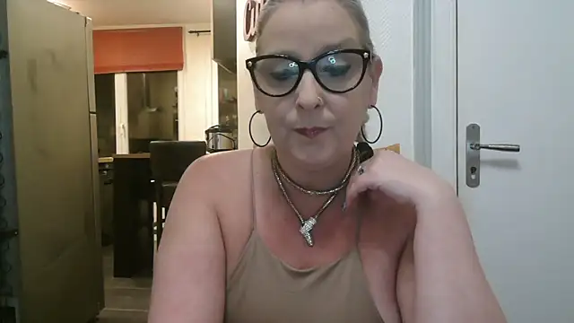 Snapshot of lilie69 chatting on February 6, 5:49 pm lilie69 online show from February 6, 5:49 pm