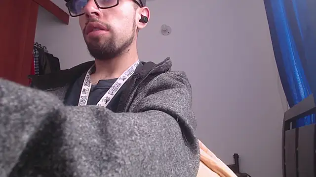 Snapshot of fvckolombianguyy chatting on February 3, 7:31 pm fvckolombianguyy online show from February 3, 7:31 pm