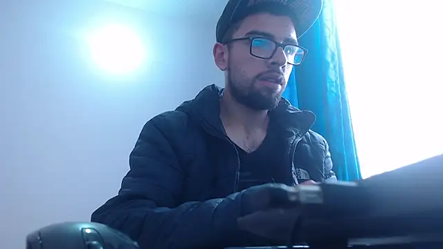 Snapshot of fvckolombianguyy chatting on February 7, 4:03 pm fvckolombianguyy online show from February 7, 4:03 pm