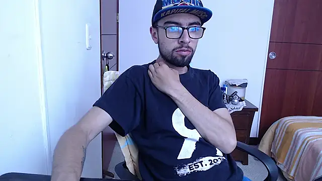 Snapshot of fvckolombianguyy chatting on February 7, 9:37 pm fvckolombianguyy online show from February 7, 9:37 pm