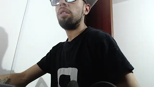 Snapshot of fvckolombianguyy chatting on February 9, 2:38 am fvckolombianguyy online show from February 9, 2:38 am