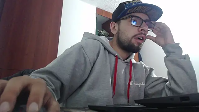 Snapshot of fvckolombianguyy chatting on February 10, 5:03 am fvckolombianguyy online show from February 10, 5:03 am