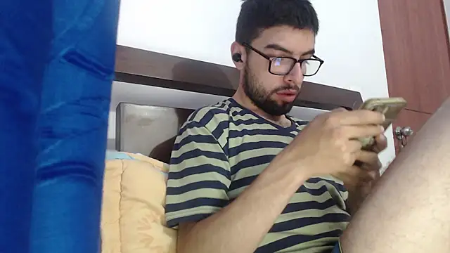 Snapshot of fvckolombianguyy chatting on February 13, 12:54 pm fvckolombianguyy online show from February 13, 12:54 pm