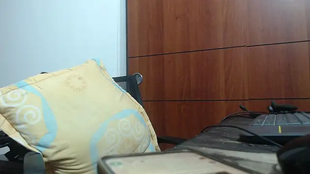 Snapshot of fvckolombianguyy chatting on February 17, 5:14 am fvckolombianguyy online show from February 17, 5:14 am