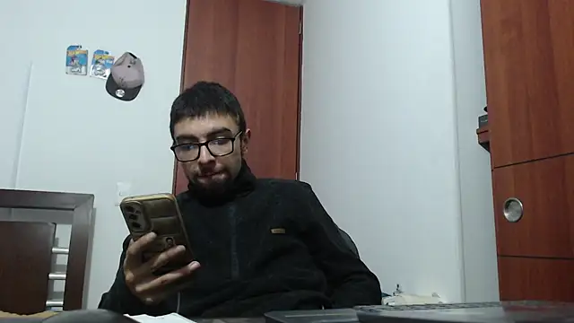 Snapshot of fvckolombianguyy chatting on February 21, 4:18 am fvckolombianguyy online show from February 21, 4:18 am