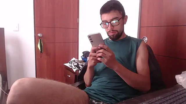 Snapshot of fvckolombianguyy chatting on February 24, 6:04 pm fvckolombianguyy online show from February 24, 6:04 pm