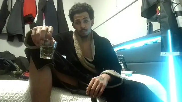 Snapshot of bigdickjojo69 chatting on March 12, 1:23 am bigdickjojo69 online show from March 12, 1:23 am