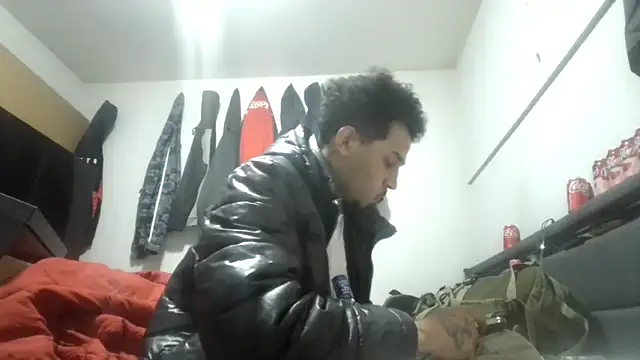 Snapshot of bigdickjojo69 chatting on March 24, 12:37 am bigdickjojo69 online show from March 24, 12:37 am