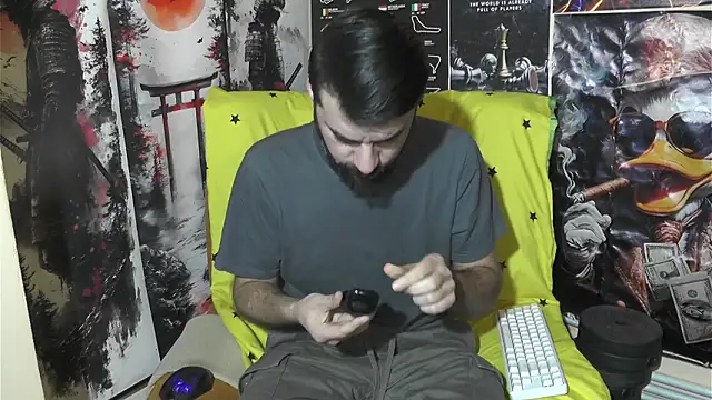 Snapshot of 00george chatting on March 3, 9:04 am 00george online show from March 3, 9:04 am