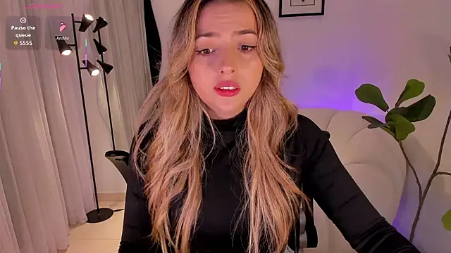 Snapshot of AmyWood chatting on February 13, 7:32 pm AmyWood online show from February 13, 7:32 pm