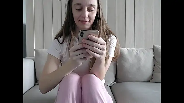 Snapshot of ShySchoolGirl chatting on March 5, 9:16 am ShySchoolGirl online show from March 5, 9:16 am