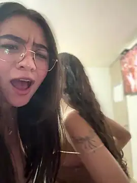 Snapshot of vaneelee chatting on March 6, 2:19 am vaneelee online show from March 6, 2:19 am