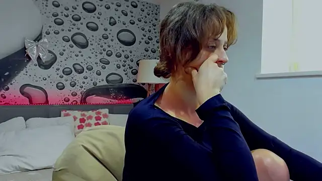 Snapshot of AlmaFancy chatting on April 24, 5:32 am AlmaFancy online show from April 24, 5:32 am