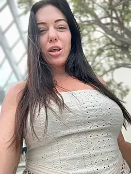 Snapshot of LilliThelo chatting on October 22, 4:35 am LilliThelo online show from October 22, 4:35 am