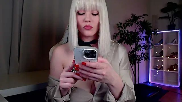 Snapshot of Queensy_Sins chatting on March 27, 3:45 pm Queensy Sins online show from March 27, 3:45 pm