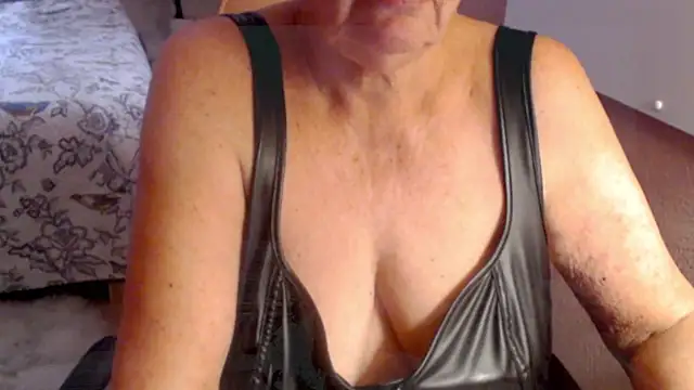 Snapshot of GrannyChrissy68 chatting on January 30, 12:37 pm GrannyChrissy68 online show from January 30, 12:37 pm