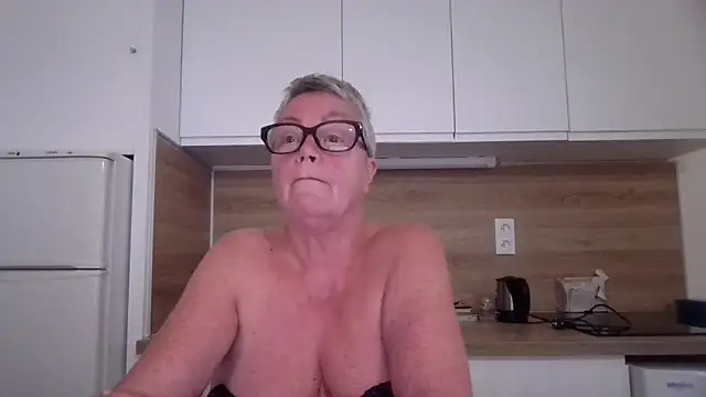 GrannyChrissy68 online show from September 21, 7:37 pm