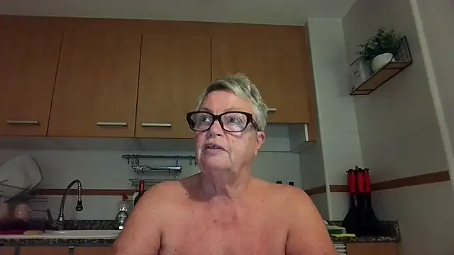 GrannyChrissy68 online show from September 28, 6:35 pm